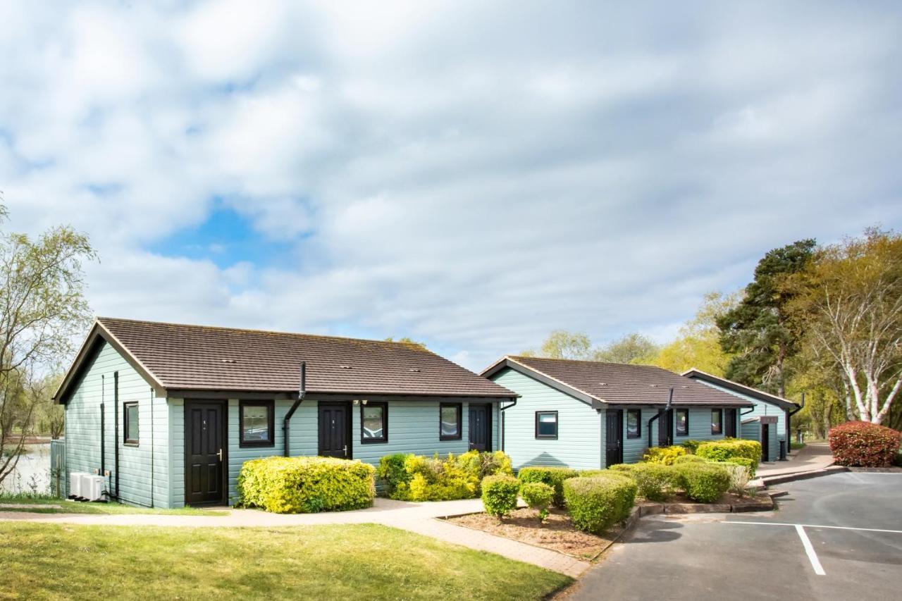 The Vale Golf & Country Club Villa Bishampton Exterior photo